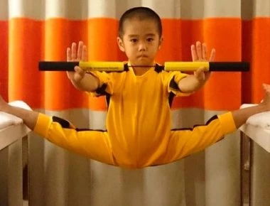 Τον αποκαλούν «Baby Bruce Lee» – Δείτε τι κάνει αυτός ο απίστευτος πιτσιρικάς (βίντεο)